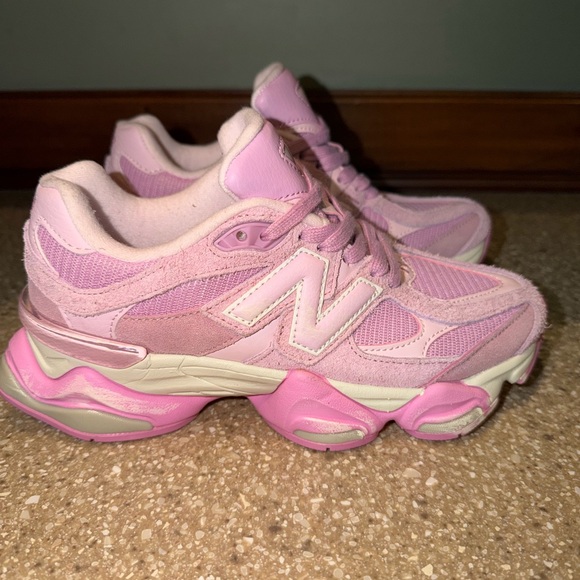 New Balance 9060 Pink Sneakers Women's Size 6 Men's 4.5 Chunky Dad Shoe U9060APP - Picture 2 of 11